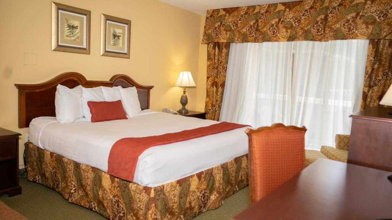Clarion Hotel & Suites Convention Center フレデリックスバーグ エクステリア 写真