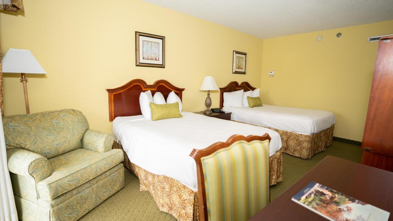 Clarion Hotel & Suites Convention Center フレデリックスバーグ エクステリア 写真